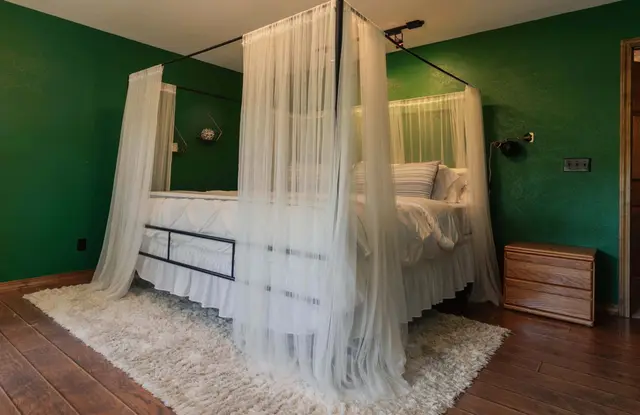 King suite with canopy bed